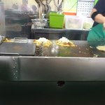 お好み焼 キャベツ - トッピングのイカ天とチーズはそばの上に盛り付けて本体と合体します！