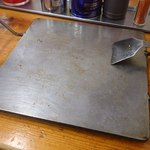 お好み焼 キャベツ - テーブル席でもこの熱々の鉄板で出てくるのが嬉しい！