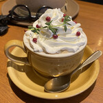 Anniversary Cafe - ラズベリーラテ(HOT)550円税別。
                      クリスマスっぽいカップケーキのようでもある。