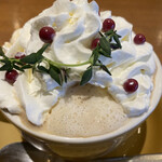Anniversary Cafe - 生クリームを食べると下から泡状のエスプーマミルクがふわふわと立ち上がって来ます！！