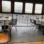 アニバーサリー カフェ - 店内タタキ部分はコンクリート剥き出し風。
ウォームな板張りとクールなコンクリートが
お互いの、良さを高める内装でオサレ。