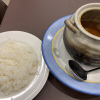 紅花別館 - ココットカレー全景。お皿が冷やされたサラダもついてきます。
