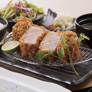 We use carefully selected ingredients such as Chikuma pork.