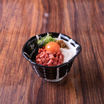 야마 고구마와 로로 새겨진 야마 아오이 달레의 와규 유케 덮밥