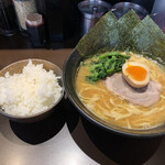 横浜らーめん 源泉 - 豚骨醤油ラーメン￥710 小ライス￥120