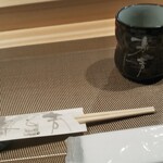 寿し芳 - 箸、お茶、おしぼり。
