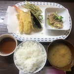 居喰処 光 - 2020/12/25
      本日の日替り 天ぷら定食 500円