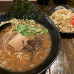 ガッツリ麺ふじもり - ランチ こってり魚介ラーメン大盛 ＋ 半チャーハン 950円