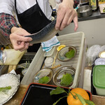 ごはんばー - ほら、今日はいいサバが入ったんよ〜と
      見せてくれたサバ