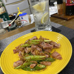 ごはんばー - レモンサワーと
      わたくしの大好物
      
      バターたっぷり効かせたアスパラベーコン