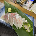 ごはんばー - 隣の常連さんがいただいてたシマアジ
      一切れいただきました(^^)