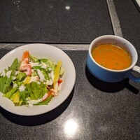 国産熟成焼肉 肉バル ドウラクコリーダ ランドマーク店 - ランチのサラダとスープ