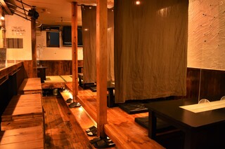 Sake - カーテンで仕切る半個室風のご利用も可能です！（掘りごたつの2卓のみ）