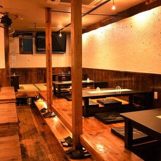 【掘りごたつ席が人気♪】木目を基調とした居心地抜群の店内◎