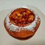 ブリオッシュ生地にダマンドクリームを絞り、キャラメルナッツをたっぷり贅沢にトッピング！フロランタン・シュクレ302円