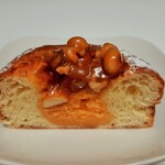 ふんわり口溶け良いブリオッシュの中に、トロトロで香り良いダマンドクリーム、ビターなキャラメルや香ばしいナッツがゴージャス