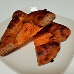 あめ色玉葱のカラメルみたいなコクと甘味が詰まったハード生地と、こんがりパリパリのチーズや黒胡椒が悪魔的な相性良さ