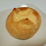 セシュエット - やわらかいチキンを明太マヨと高菜で混ぜ合わせ、もちっとフォカッチャ生地で包んだもちもちブール（明太チキン）238円