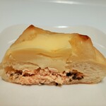 セシュエット - しっとり＆もっちりフォカッチャ生地に、プチプチ明太マヨがからむ柔らかなチキンと高菜、たっぷりのマヨがハマる味