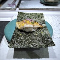 日本料理 TOBIUME - ◆海味　　”のりぐろ”　　・・シェフのネーミングのセンスにはいつも感心するのですが、これも遊び心が。 鮨飯の上に焼いた喉黒