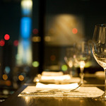 R restaurant & bar - ライトアップされたスカイツリーを眺めながらの贅沢な時間が、ゆっくり静かに流れます。