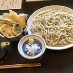 蕎麦・料理　笑人 - 本日の昼食、天丼の左の醤油差しに丼つゆが入ってます。