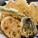 蕎麦・料理　笑人 - 茄子、蓮根、エリンギ、インゲン、サツマイモ、ヤングコーン、カボチャが乗ってました。