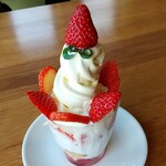 グリル＆オープンカフェ ゆんたく - パフェは自家製ソフトクリームがメインです。