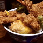 日本橋 天丼 金子半之助 - 江戸前天丼@980円：卵を割って…いい半熟です。