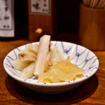 日本橋 天丼 金子半之助 - [左から]がりごぼう│いぶりたくあん