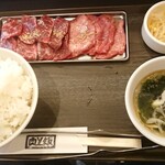 肉と飯 - 人気定番セット:タン塩、ハラミ、カルビ＋ライス大1600円(税込)