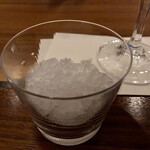 伍 - お酒強すぎてヒーヒー言ってたら、
      氷くれた☺️やさし