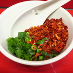 ラーメン二郎 - 待ってる間に粗挽き唐辛子投下～♪（クリスマスver）