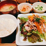 パルファン - ゆで豚のゴマソースがけ