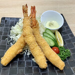 Yuushoku Bouya Shichifuku Kokubun Jiten - 若干大きい程度の海老フライ3尾。
                        野菜サラダに添えられたパセリとプチトマトの彩り効果が大きい。