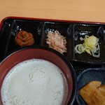 Sakaki Jiba San Choku Baijo Aisaitei - おしぼり手打ちうどん(大盛)の辛味汁と味噌・かつお節・ねぎ