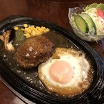 馬肉料理 吉兆 - 馬肉ハンバーグステーキ,サラダ