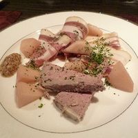キュニエット - パテやハムの盛り合わせとフルーツ