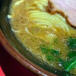 横浜ラーメン 真砂家 - 鶏油の香りがいいです。スープは気持ち軽めでした。