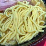 横浜ラーメン 真砂家 - 麺は三河屋の中太麺。