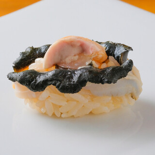 沖縄の地の魚貝類を江戸前の技法で握ります。