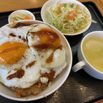 ウインズ - 目玉焼きソースカツ丼 950円