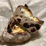 パンやきどころ RIKI - ブルーベリーとクランベリーの赤ワイン煮 クリームチーズを包んで ¥280+税