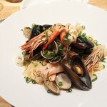 ボーノ - ペスカトーレの具材＋サーモン＋ラビオリ