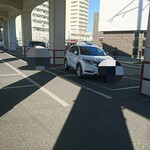 ラーメンみたけ - 線路下の駐車場
