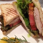 シェ・マリー - グリルチキンとバジルのサンド