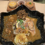 バガワーン カレー - 3種（助子、サーモン、鯖）＋小鉢3種（ピリ辛スパイスとろろ、辛い小海老ルヌミリス、辛いイワシの香味野菜ペースト）
      ＋半熟たまご
      1300円＋150円＋100円