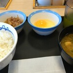 松屋 - 生玉子を割って小鉢に入れ、お味噌汁の蓋を開けたところ。これが全景です。