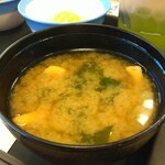 松屋 - お味噌汁は、油揚げと若布です。良く出汁が効いてて美味しいです。右上にあるのは温かい緑茶です。