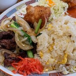 Oosaka Oushou - ガーリック炒飯・牛カルビ炒め・鶏の唐揚げ２個・ニラ玉チリソースが乗ってますよ…